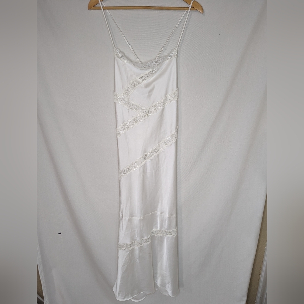 Noblesse Oblige White Silky Lace Crossback Adjustable Strap Night Gown M/L
